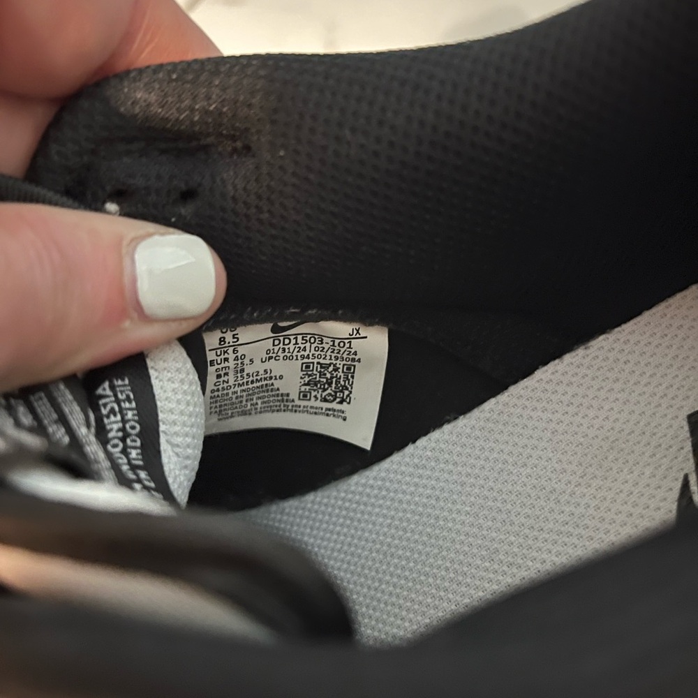 Nike Women's Black and White Sneakers - Picture 4 of 4